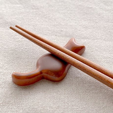 【波佐見焼】西海陶器 ネコ箸置　茶　箸置き はしおき カトラリーレスト【メール便アイテム】