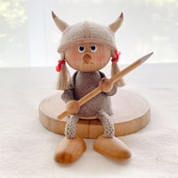 Skandinavisk Hemslojd　北欧フィギュア　バイキングガールお座り