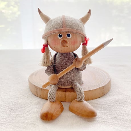 Skandinavisk Hemslojd　北欧フィギュア　バイキングガールお座り