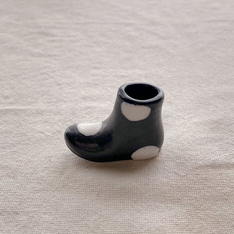 【波佐見焼】aiyu（アイユー）一輪はしおき　ブーツ　マット水玉　ブラック　箸置き＆一輪挿し＆つまようじ挿し兼用　【メール便アイテム】