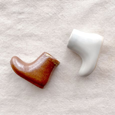 【波佐見焼】aiyu（アイユー）一輪はしおき　ブーツ　ホワイト　箸置き＆一輪挿し＆つまようじ挿し兼用　【メール便アイテム】