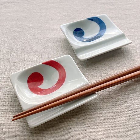 【波佐見焼】aiyu（アイユー）重宝皿　渦　赤　箸置き＆醤油・薬味皿【メール便アイテム】