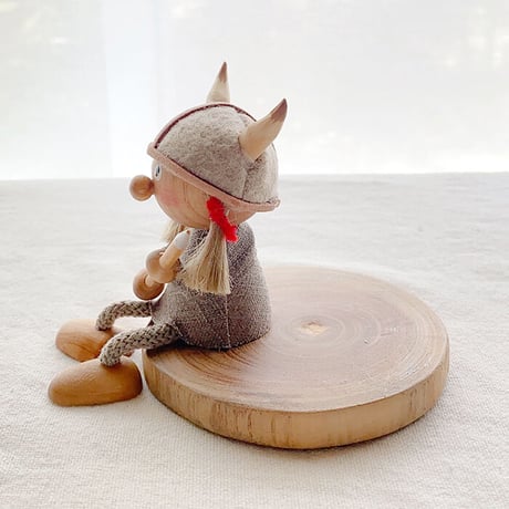 Skandinavisk Hemslojd　北欧フィギュア　バイキングガールお座り