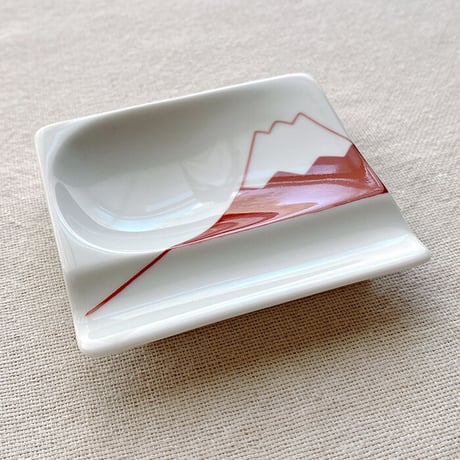【波佐見焼】aiyu（アイユー）重宝皿　富士山 赤　箸置き＆醤油・薬味皿　【メール便アイテム】