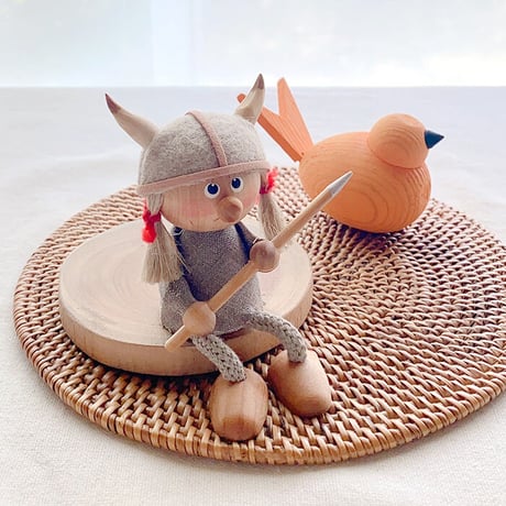 Skandinavisk Hemslojd　北欧フィギュア　バイキングガールお座り