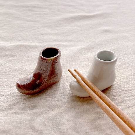 【波佐見焼】aiyu（アイユー）一輪はしおき　ブーツ　ホワイト　箸置き＆一輪挿し＆つまようじ挿し兼用　【メール便アイテム】