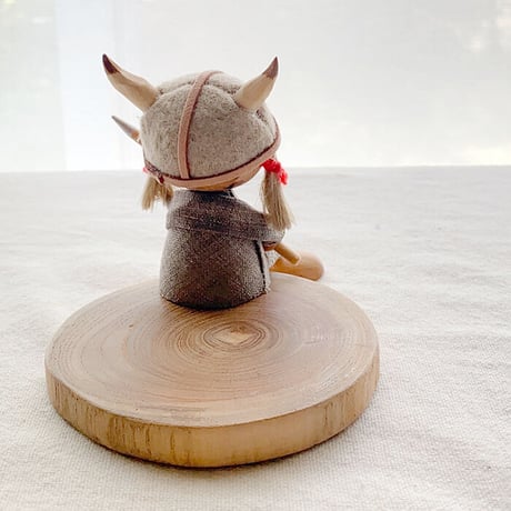 Skandinavisk Hemslojd　北欧フィギュア　バイキングガールお座り