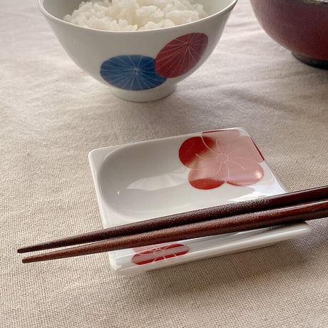 【波佐見焼】aiyu（アイユー）重宝皿　梅　赤　箸置き＆醤油・薬味皿【メール便アイテム】