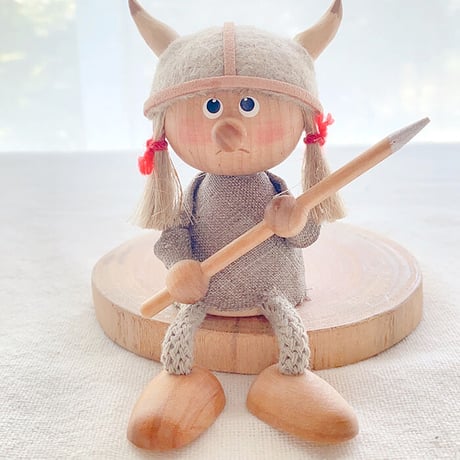 Skandinavisk Hemslojd　北欧フィギュア　バイキングガールお座り
