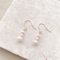 Flow accessories 淡水パール3粒　ピアス/イヤリング【メール便アイテム】