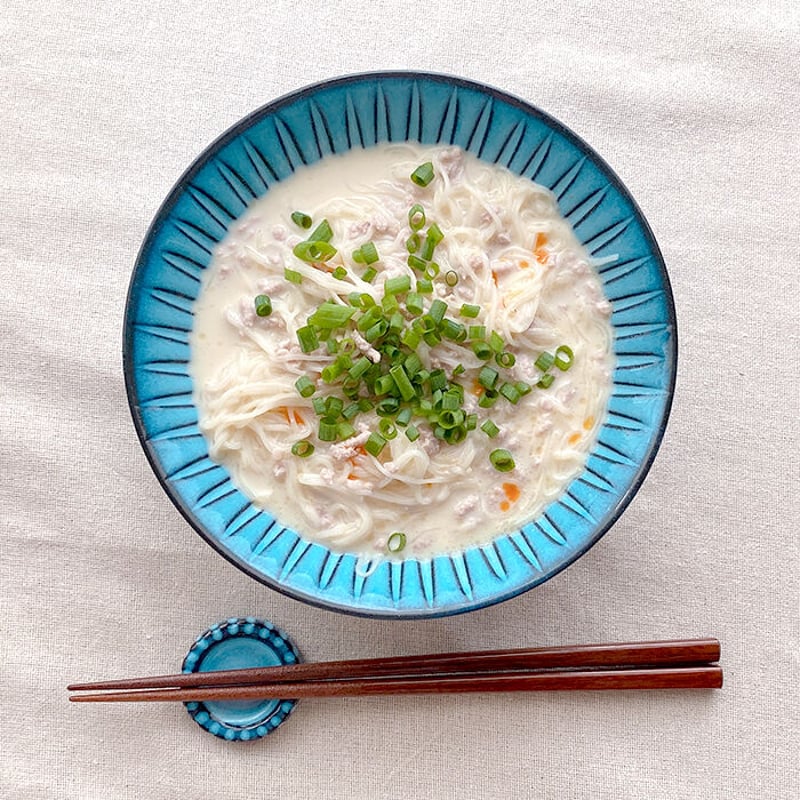 浜陶【波佐見焼】BLUE彫 反ボウル（中） 深皿 サラダボウル 丼 | Flow