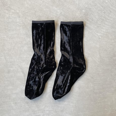 HAMMERED VELVET ANKLE SOCKS (CHARCOAL)