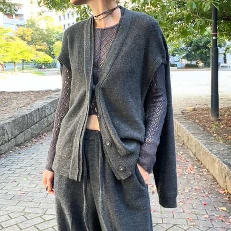 EXTRA FINE MERINO WOOL CUT OUT KNIT CARDIGAN (Charcoal)