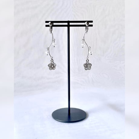 一粒ストーンを挟んだお花の上品ピアス/イヤリング