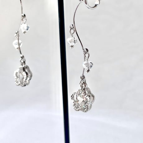 一粒ストーンを挟んだお花の上品ピアス/イヤリング