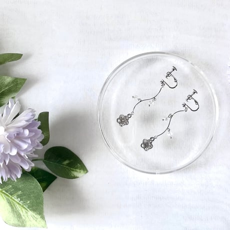 一粒ストーンを挟んだお花の上品ピアス/イヤリング