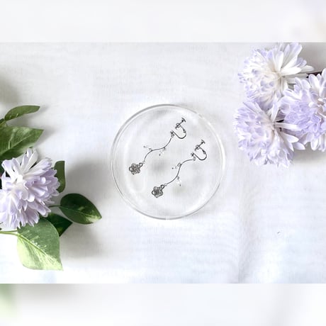 一粒ストーンを挟んだお花の上品ピアス/イヤリング