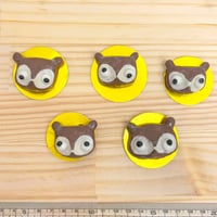 タヌケーキブローチ