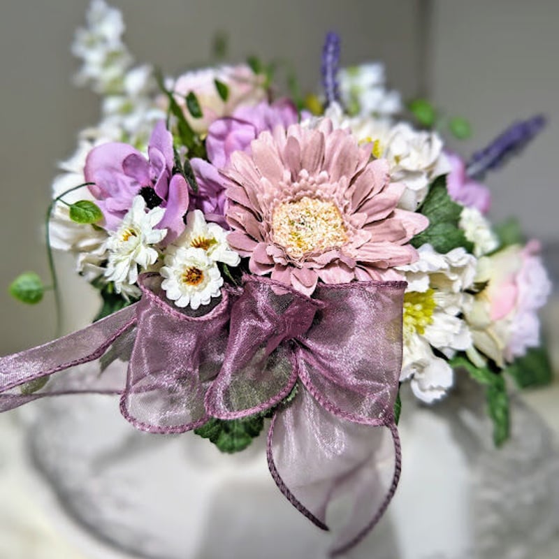 ガーベラとスカビオサにスズランを添えて （品番：A-03-PP） | 猫の  