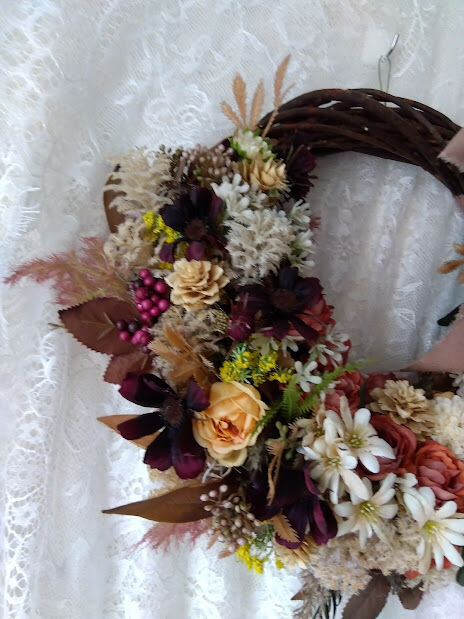 チョコレートコスモスとミニ薔薇のリース（品番：W-19-BR） | 猫の