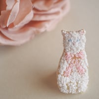 リボンをつけた猫のブローチ