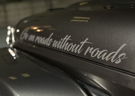 ＪＬ・ＪＫラングラー　hiropeakオリジナル　サイドデカール(左右セット）Go on roads without roards