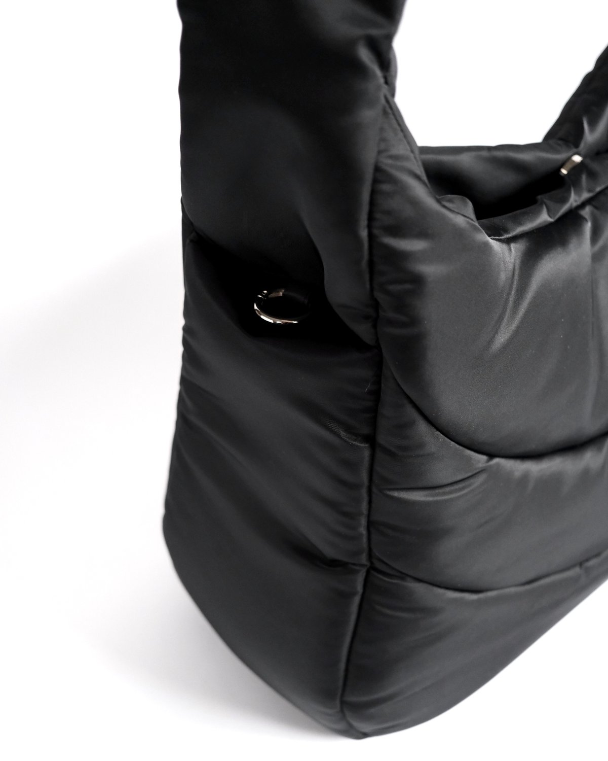 Maison Sbond ネイビー Maison Sbond とは？ミニマルを極めたデザインと現代的な作りを得意と