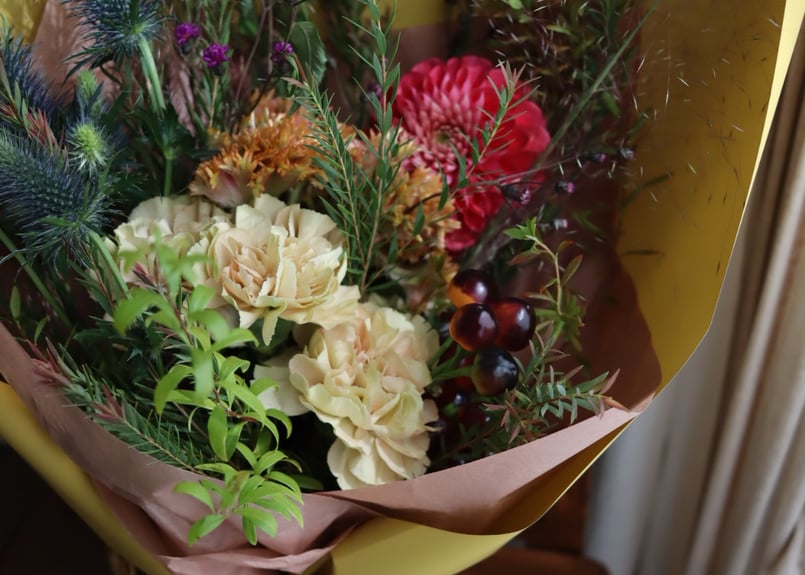 御祝に季節の花束Lサイズ | NEROLI Fleur