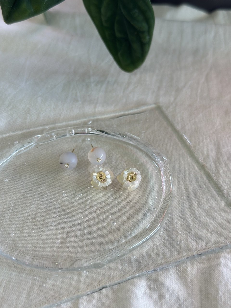 【秋暮る】季節はずれの白菖蒲☆天然石ピアス ふぞろい天然石ピアス （semer） | 撓撰 _tawawa_