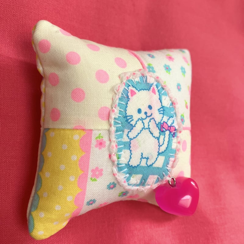 パッチde針山 ネオンなニャンコ チャーム付き 針山 ピン