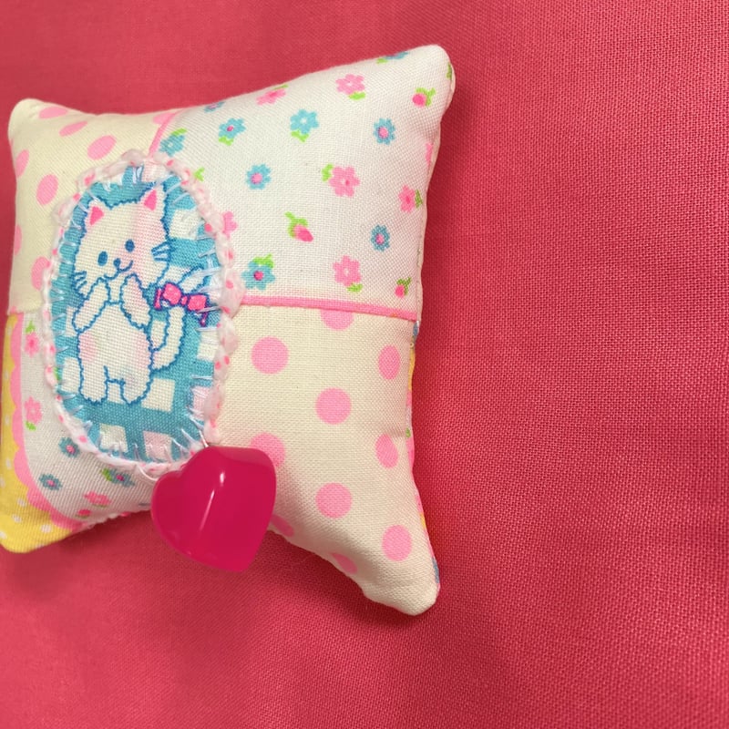 パッチde針山 ネオンなニャンコ チャーム付き 針山 ピンクッション