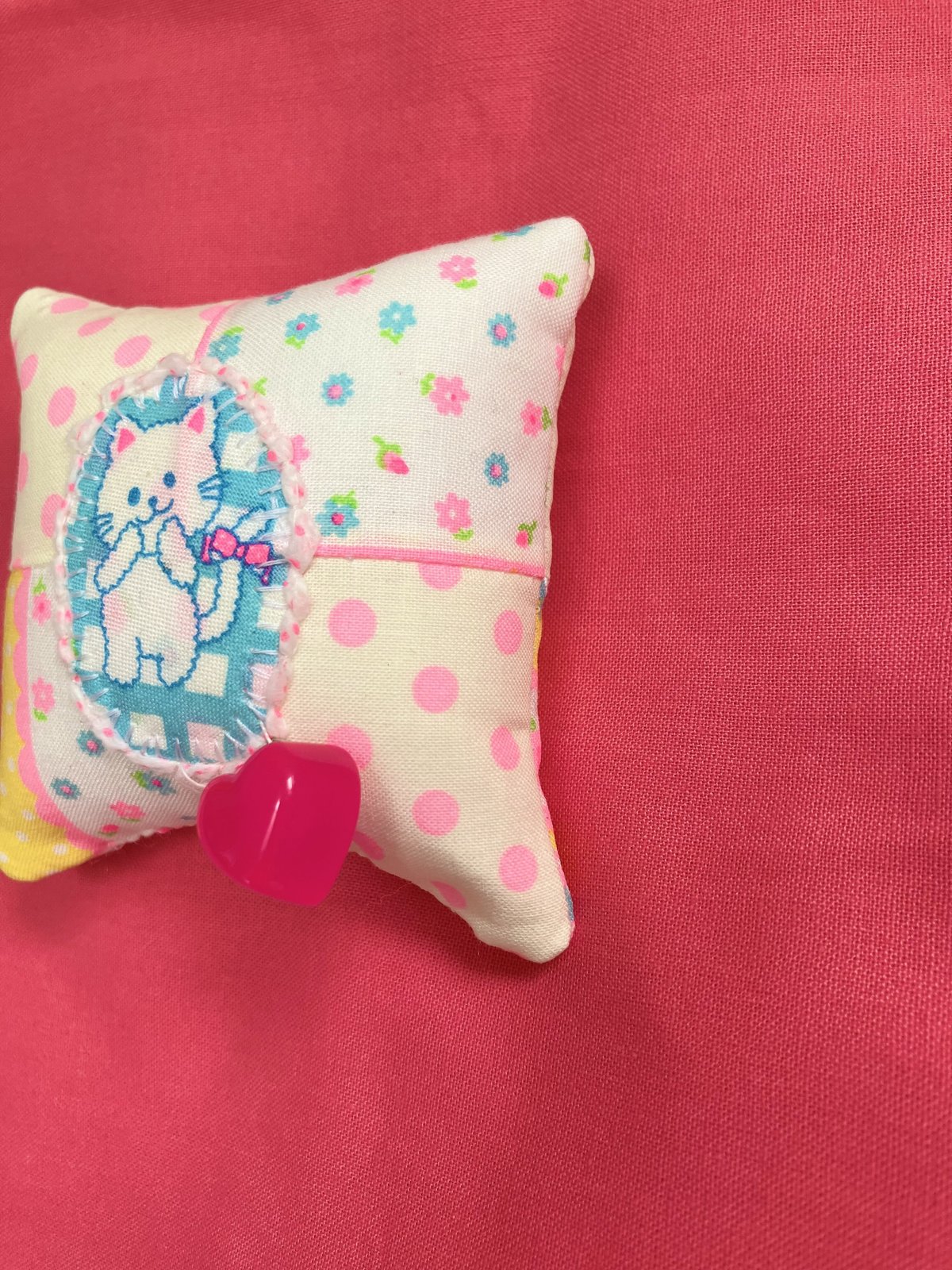 新品　ハローキティ　パッチワーク柄　クッション m45877541685_1.jpg?1750621337