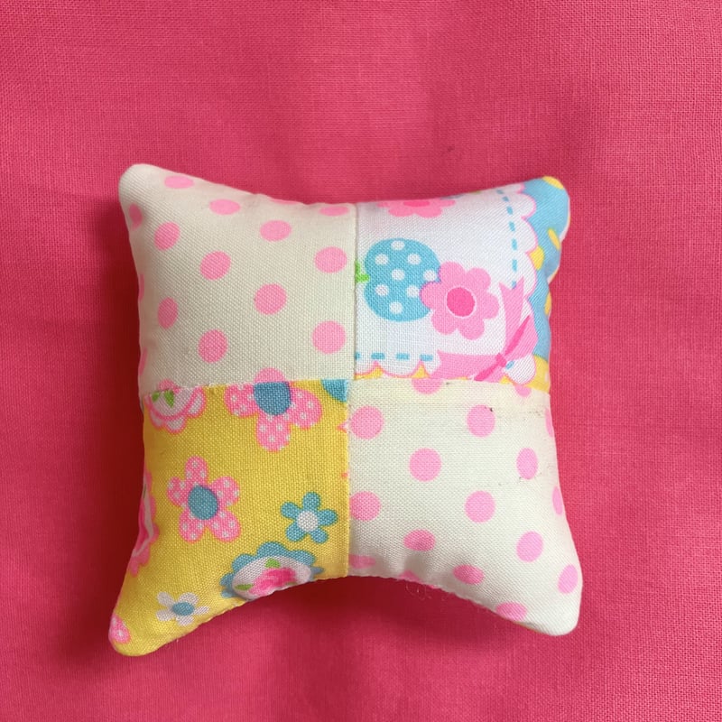 パッチde針山 ネオンなニャンコ チャーム付き 針山 ピンクッション