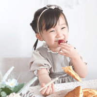 【出産祝いや各種ギフトにおすすめ！】ドレスエプロンBaby　シャンパンベージュ