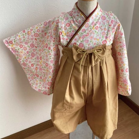 【ベビー袴 】ピンク花柄 × 袴型パンツ縫込みリボン × 重ね襟（二色）
