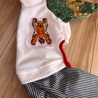 虎ワッペンロンパース