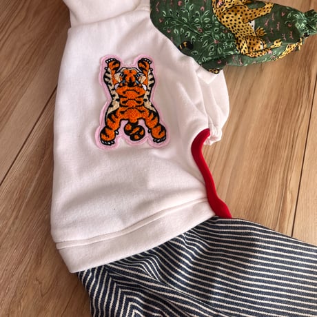 虎ワッペンロンパース