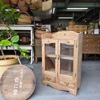 ガラス戸の小さい棚