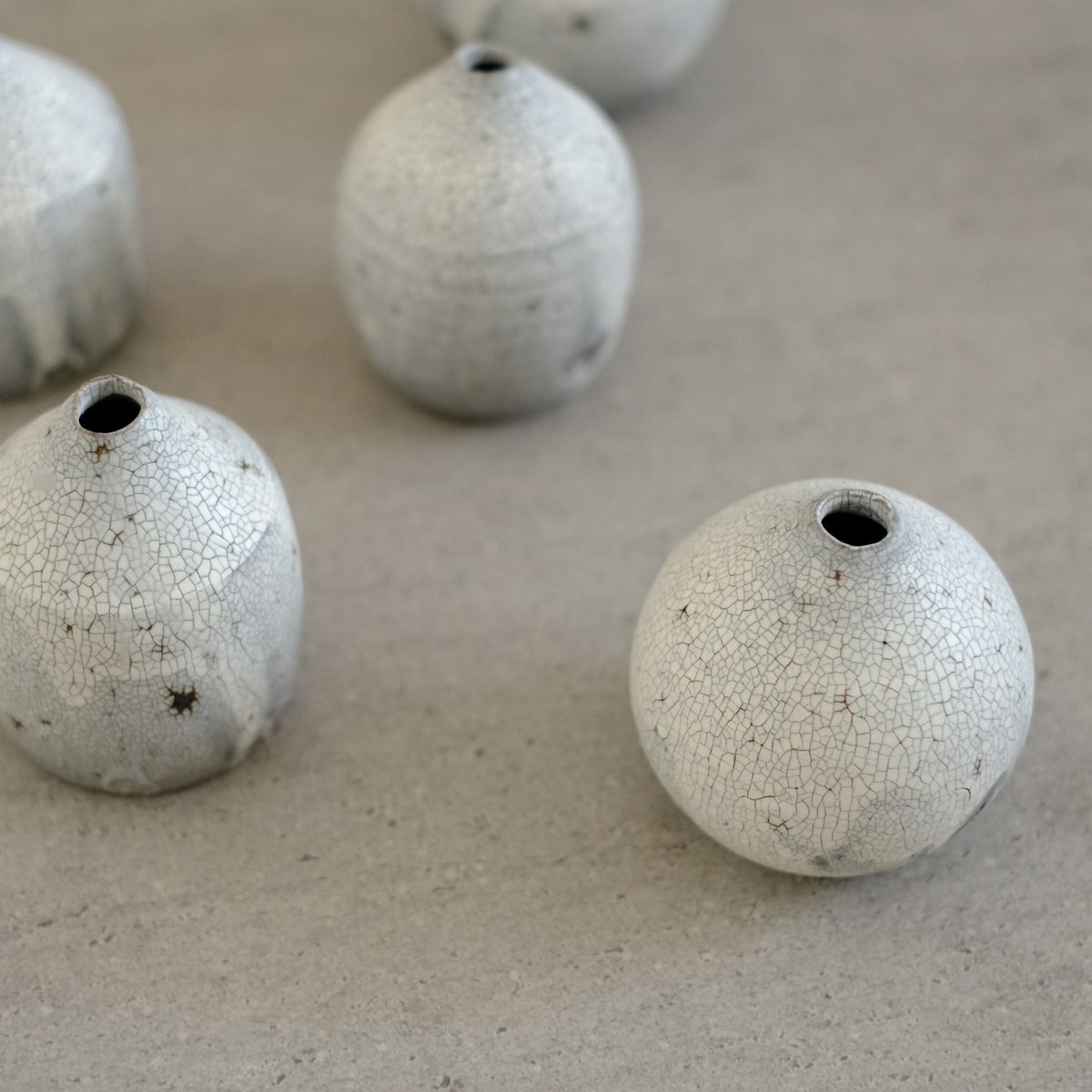 ひび割れ模様のグレー陶器一輪挿し 裂粉引 一輪挿し | 暮らしの隙間 online store