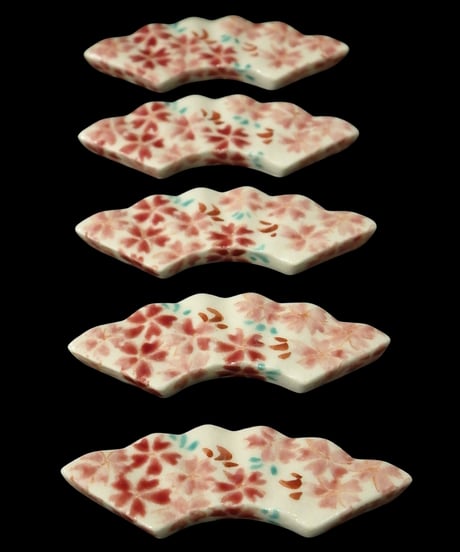 紅釉菊口皿 錦日輪赤玉瓔珞文【20cm 平皿】 — 賞美堂本店オンラインショップ