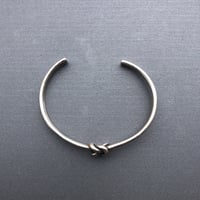 Knot design narrow bangle 925