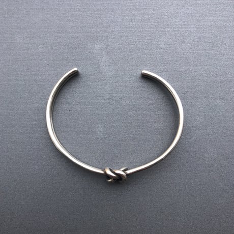 Knot design narrow bangle 925