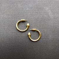 gold narrow p twist pierce (両耳)
