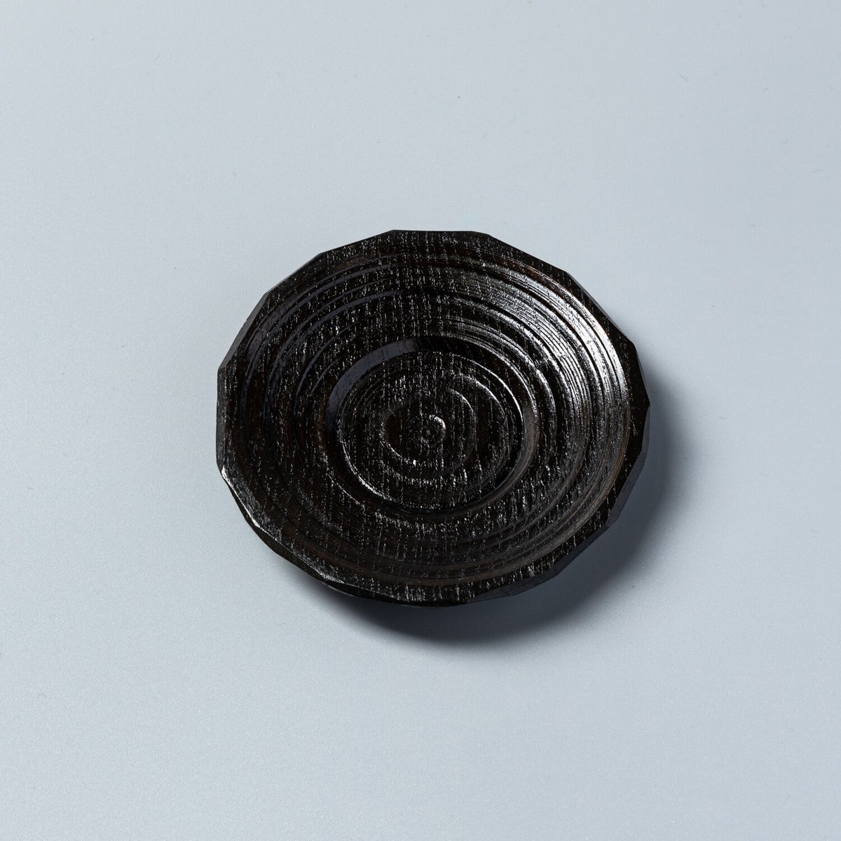 茶托 黒スリ筋入ノミ目彫 | 與左衛門