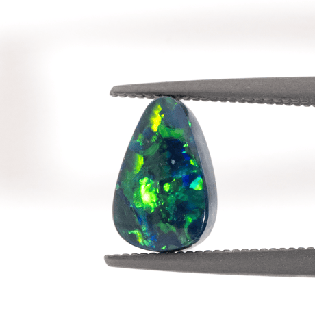 【輝く虹色の遊色が美しい】オーストラリア産ブラックオパール 1.60ct