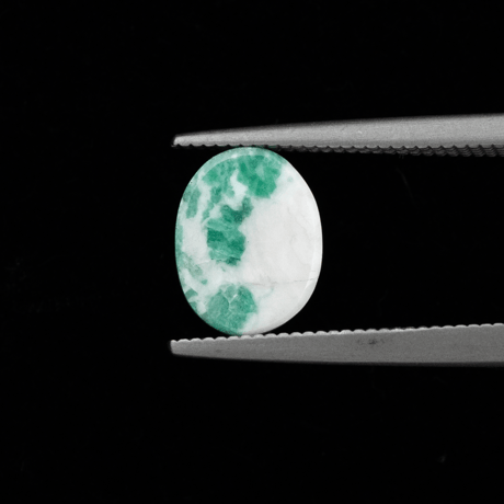 【色彩のコントラストが美しい希少石】　エメラルドインクォーツ 1.38ct