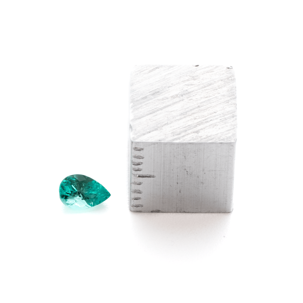 ハートを形取るブルーカラー・オルゴナイト【ラリマー・蓄光】 UVライトで色が変わる】蛍光エメラルド 0.25ct | まるむ商会