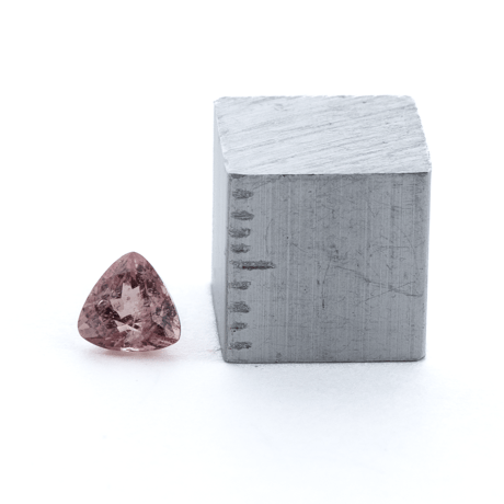 【光によって石の色が変わる】カラーチェンジガーネット 0.65ct