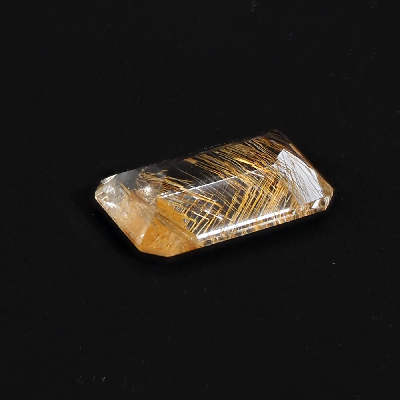 極上の輝きを宿す一石。リモナイト・イン・トパーズ 10.17ct【ルチルを