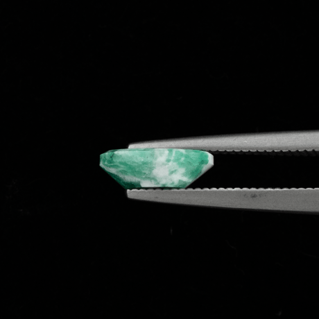 【色彩のコントラストが美しい希少石】　エメラルドインクォーツ 1.38ct